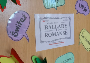 Dekoracje na drzwiach pracowni polonistycznej nawiązujące do akcji Narodowego Czytania "Ballad i romansów".